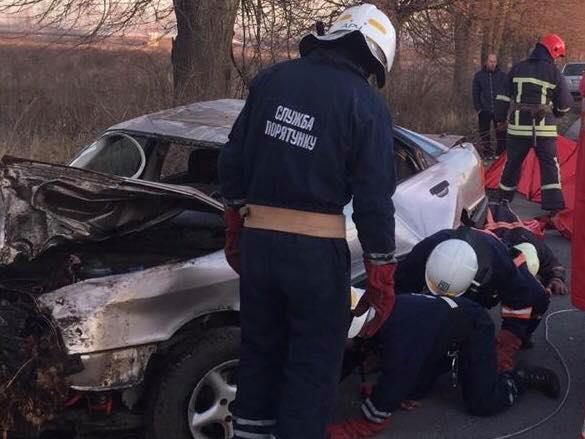 Під Франківськом Audi врізалася в дерево – водій загинув