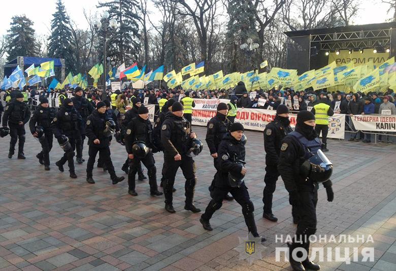 В центр Киева стянули полицию, кинологов, взрывотехников