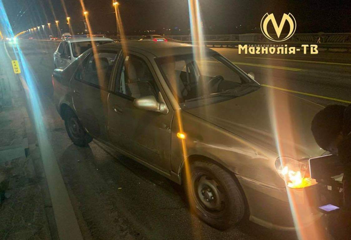 У Києві на мосту Патона пасажир побив таксиста