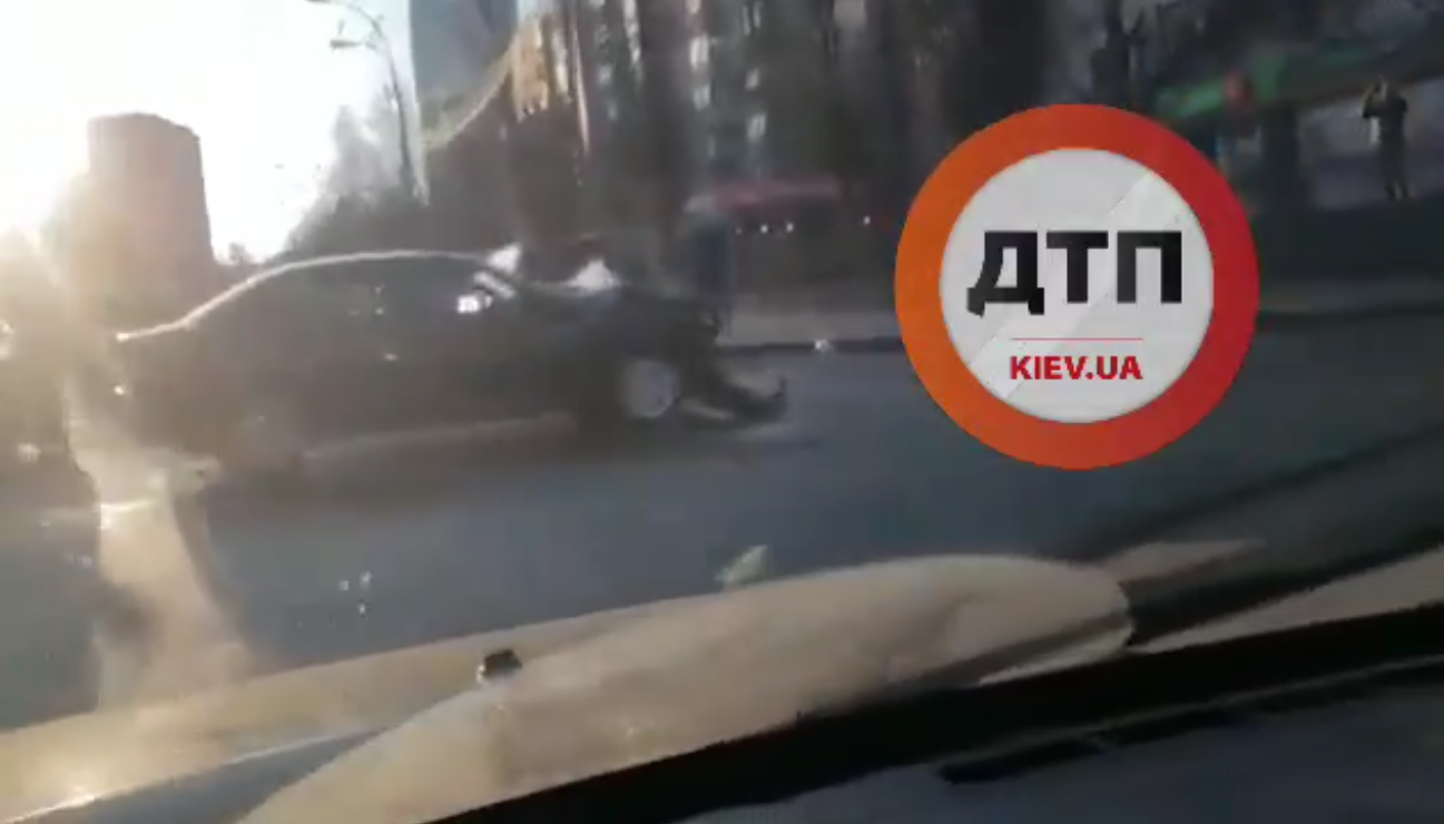В Киеве на проспекте Науки произошло лобовое ДТП. Видео