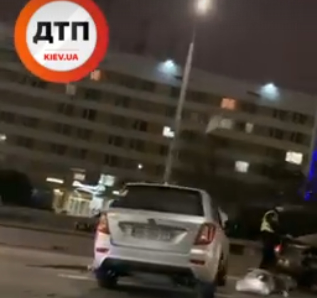 В Киеве вечером случилась серия ДТП в районе Дружбы народов и моста Патона