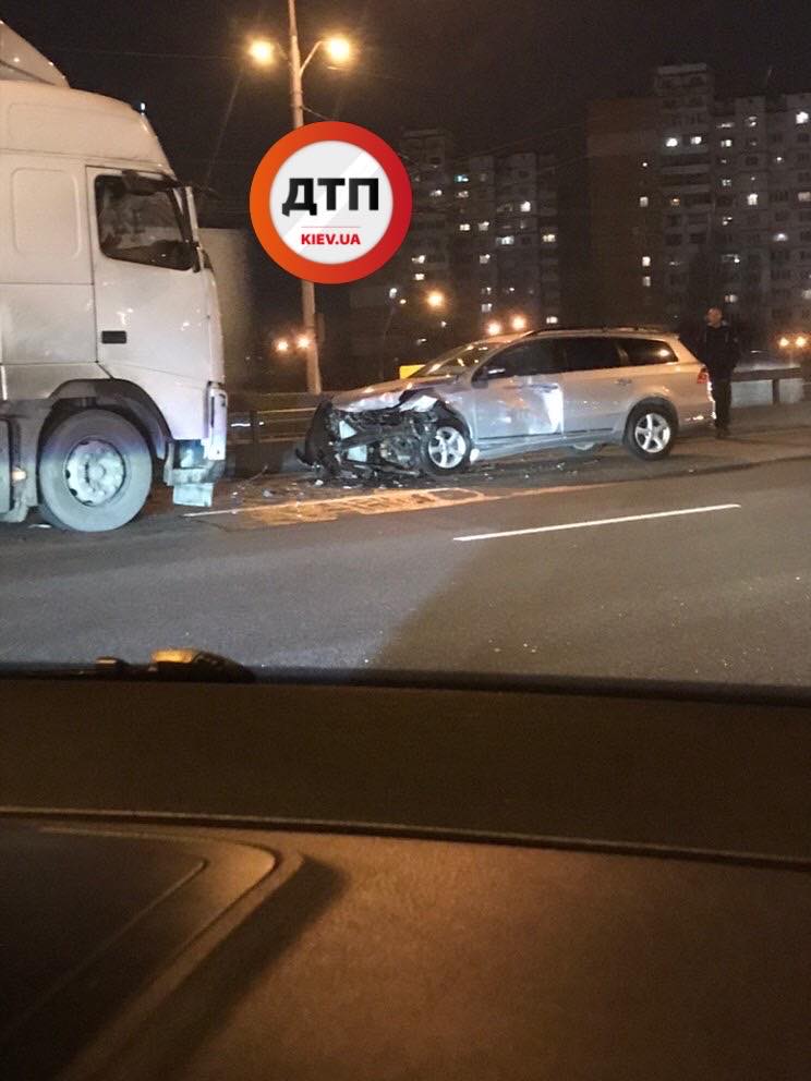 В Киеве на Теремках произошло ДТП с участием автомобиля Volkswagen и тяжеловеса