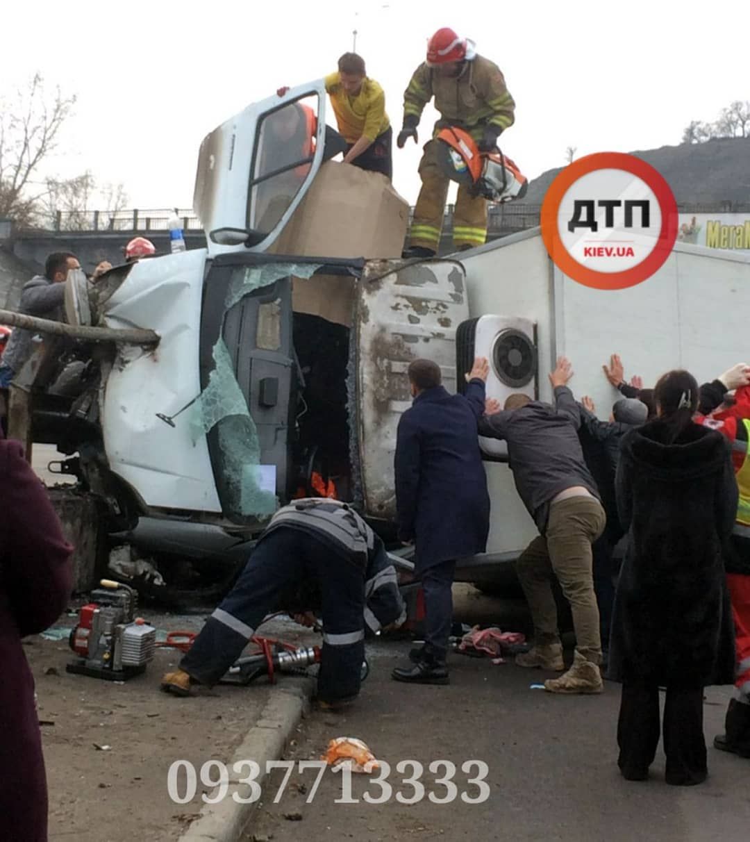 В Киеве на Столичном шоссе произошло серьезное лобовое ДТП с опрокидыванием: водитель грузовика зажат в кабине