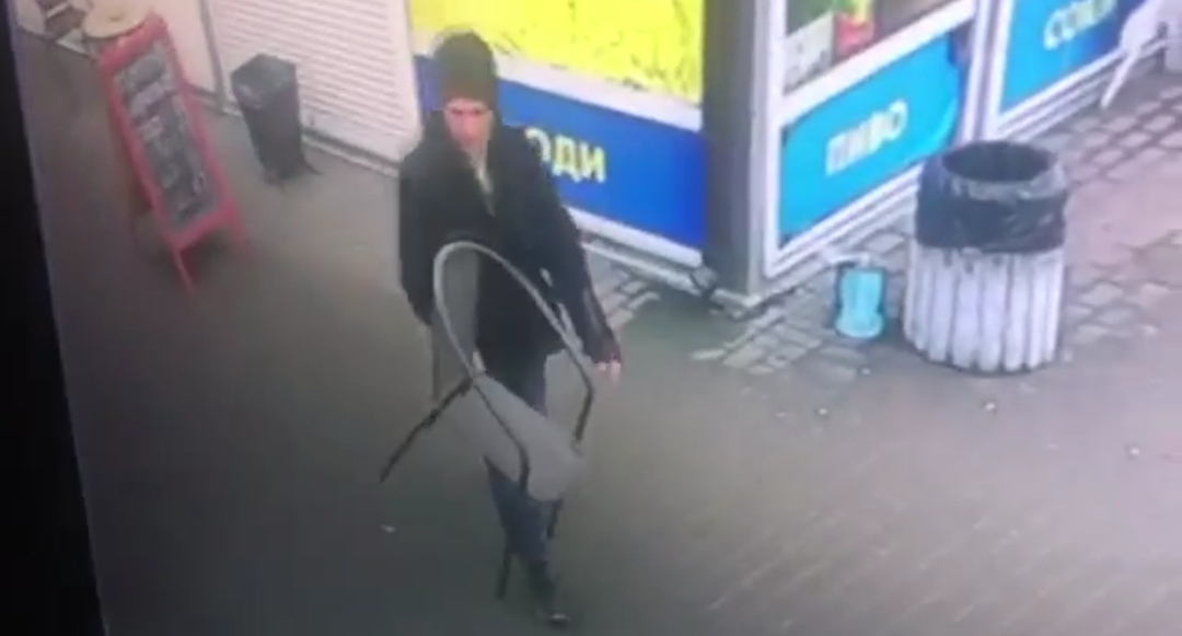 В Киеве на улице Кибальчича мужчина украл стул кофейни