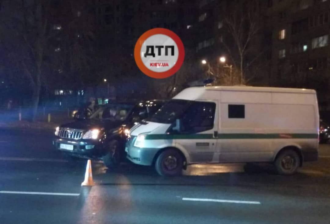 В Киеве на Виноградаре произошло ДТП с участием Toyota Prado и автомобиля инкассаторов