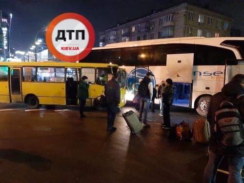 В Киеве возле станции метро Шулявская маршрутка протаранила рейсовый автобус