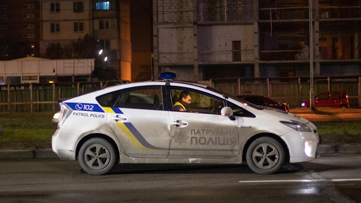 В Киеве мужчина сидел на остановке и резал себе руки на глазах у патрульных