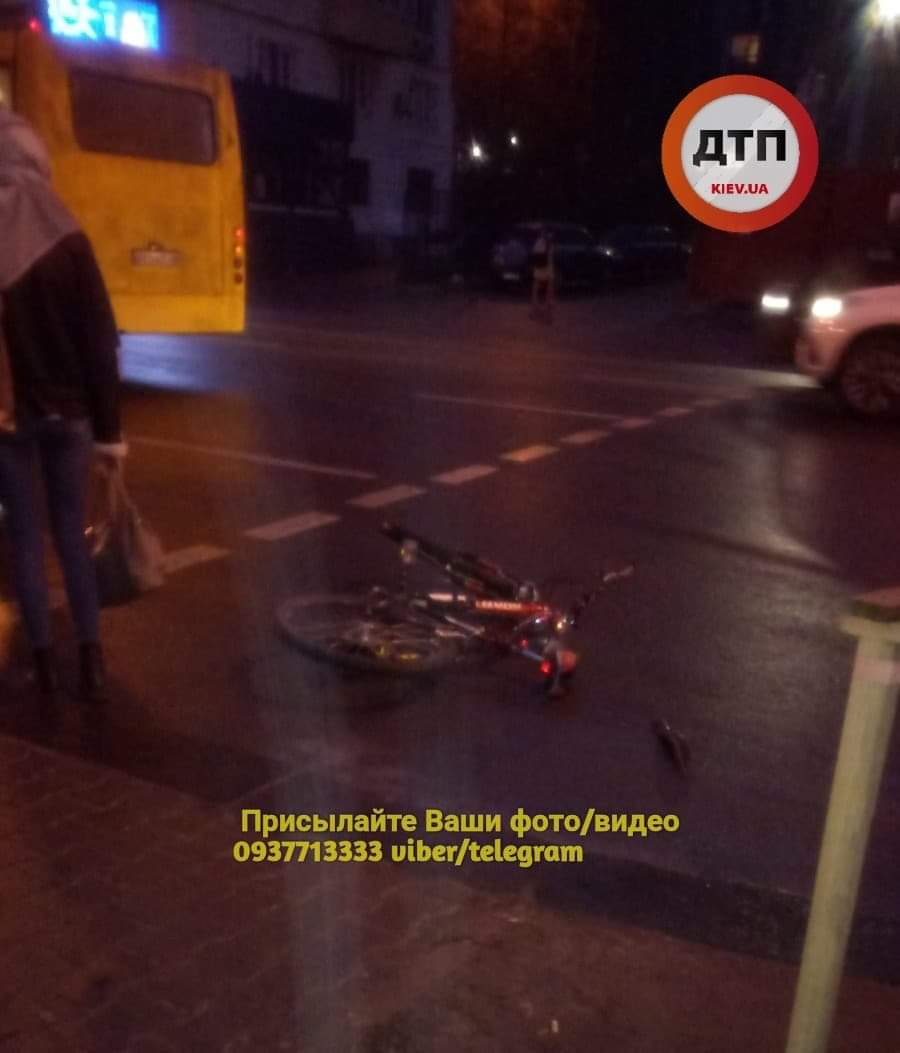 В Киеве на улице Большая Васильковская сбили велосипедиста на пешеходном переходе