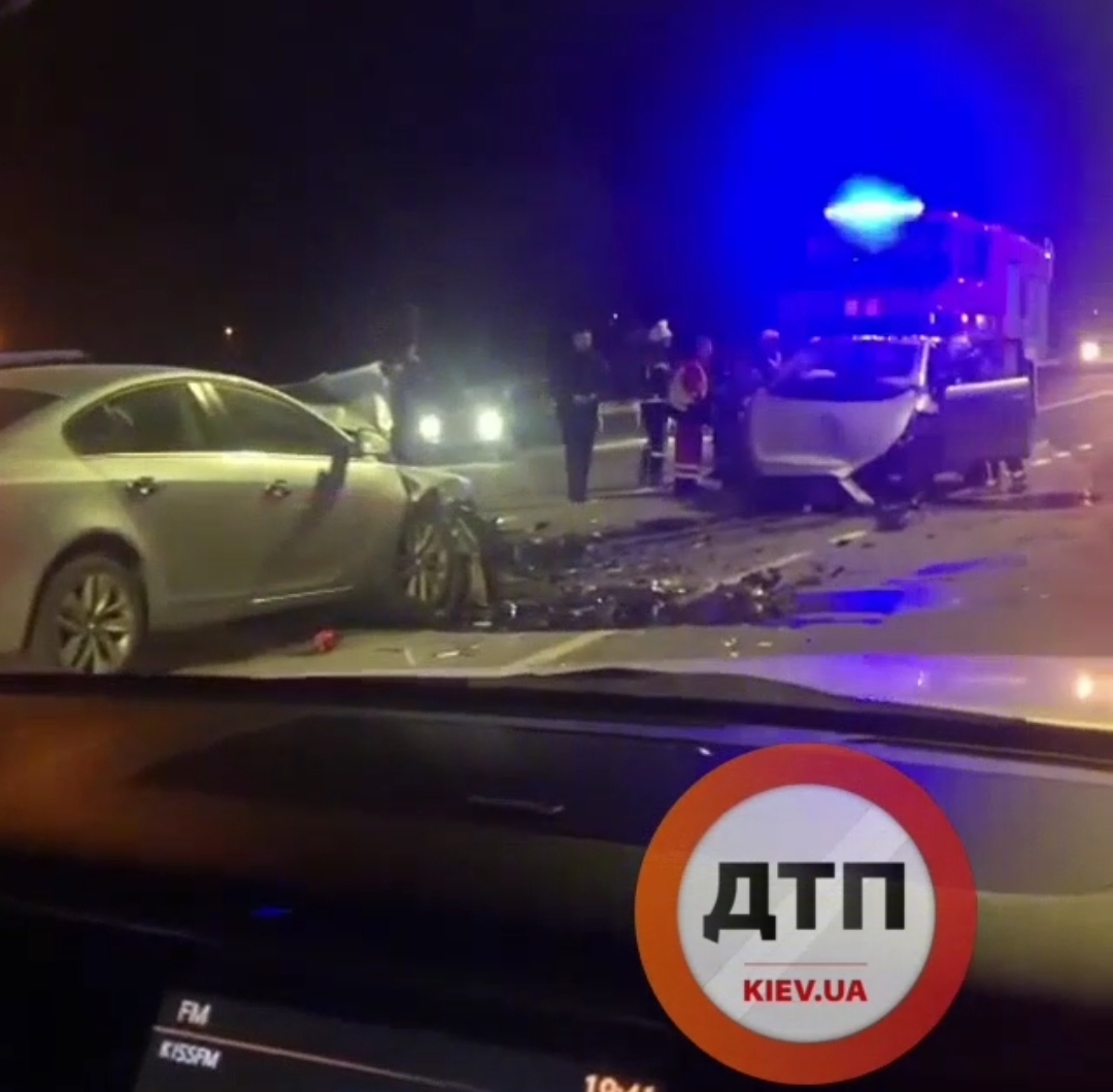 В Киеве на Столичном шоссе произошло серьезное лобовое ДТП