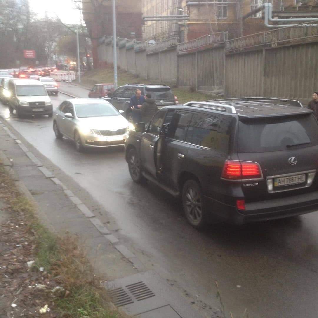В Киеве возник конфликт между водителями, который чуть не перерос в драку