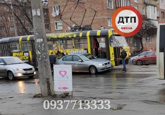 В Киеве на улице Бориспольская автомобиль BMW протаранил трамвай