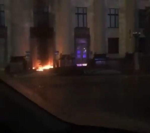 В Харькове неизвестный поджег дверь Харьковской областной государсвтенной администрации