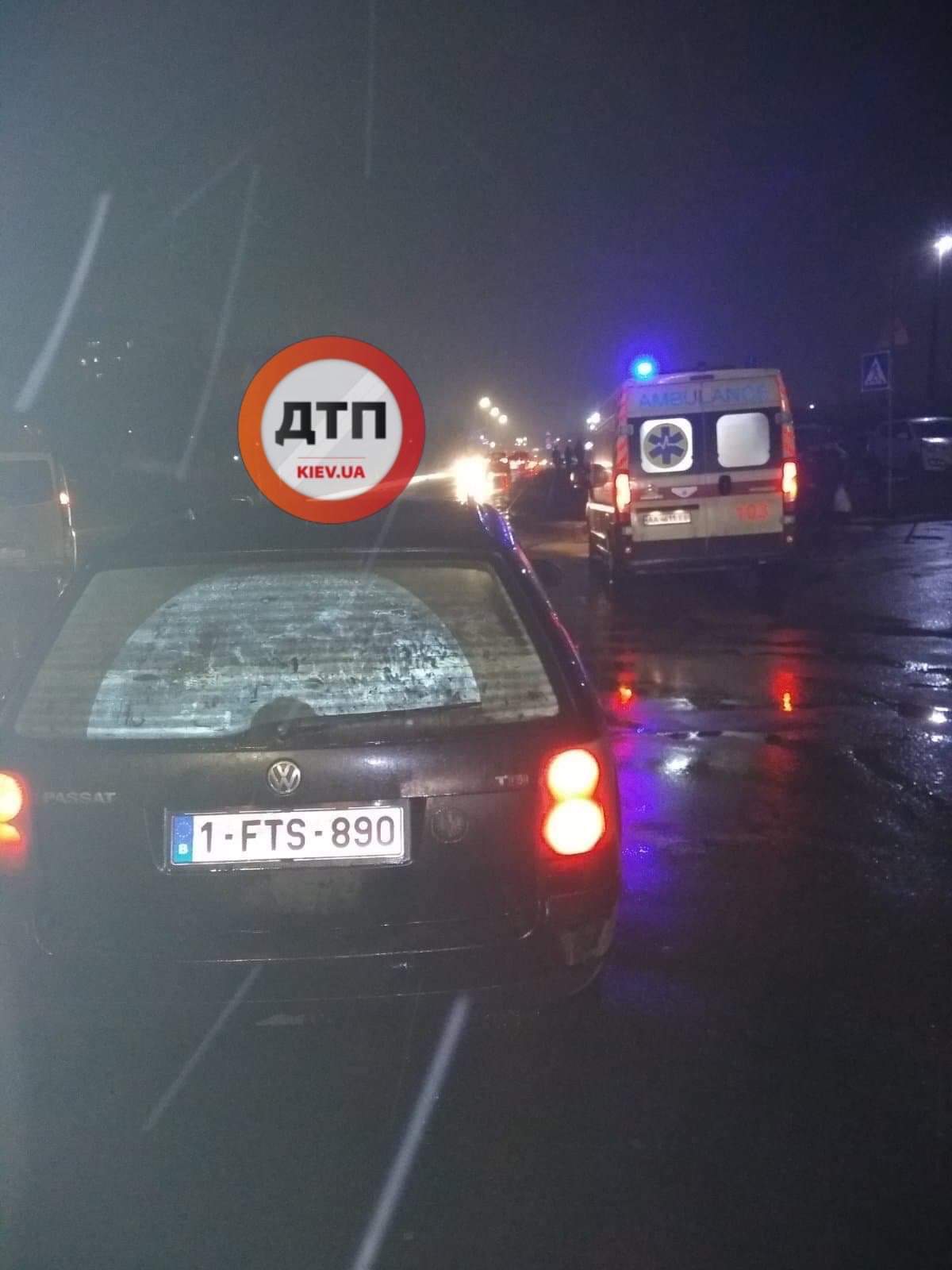 В Киеве на улице Подлесная автомобиль Volkswagen сбил женщину на пешеходном переходе