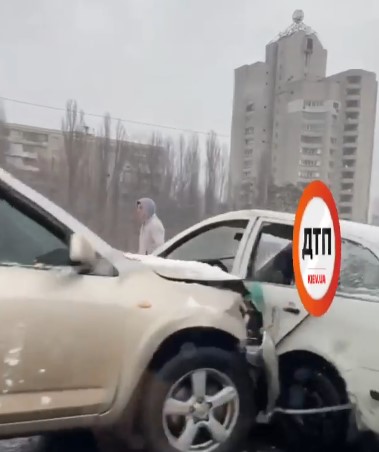 В Киеве на Окружной произошло ДТП с участием автомобиля службы такси Bolt