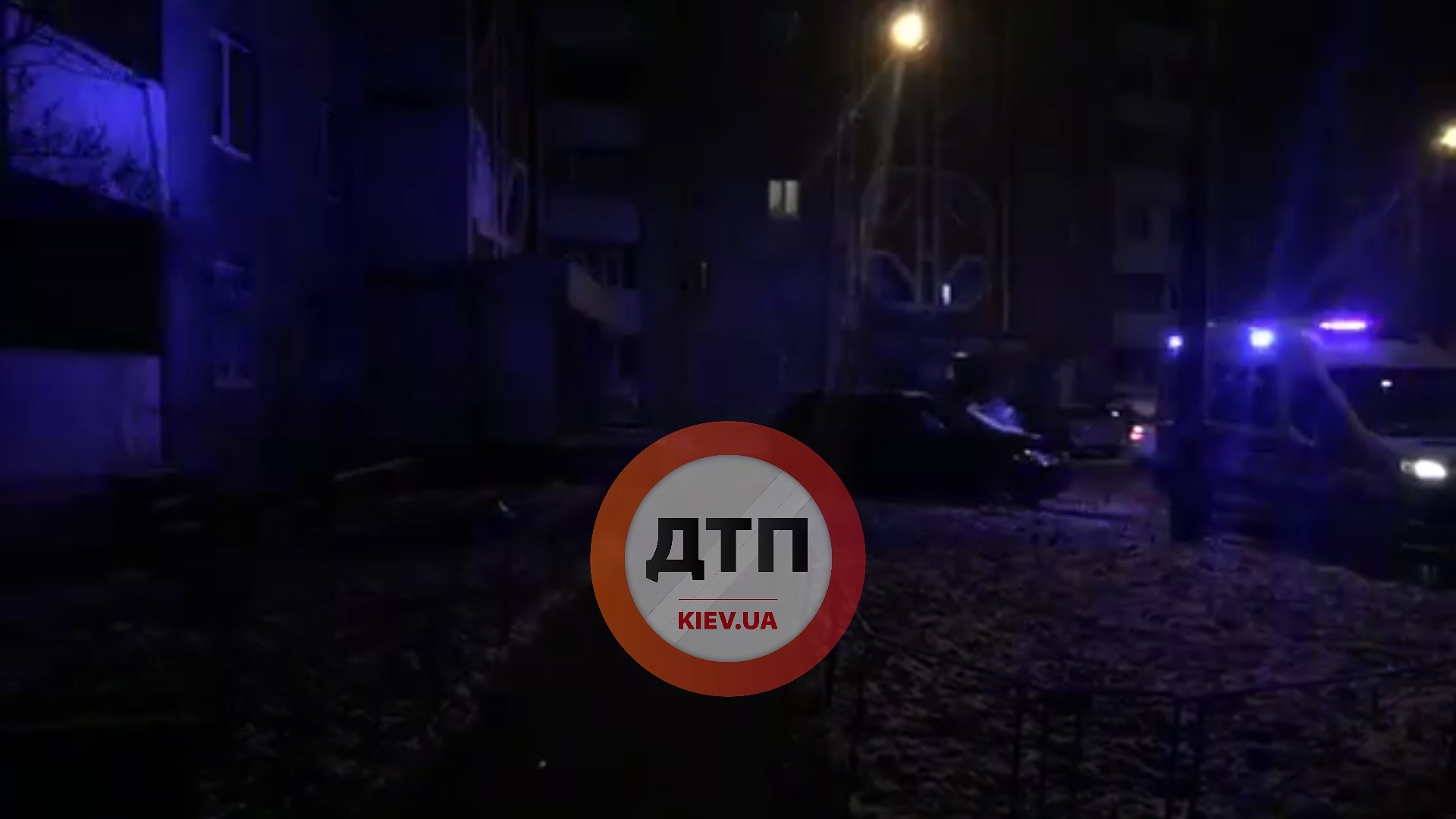 В Киеве на Академгородке из окна 13 этажа выпала 28-летняя девушка