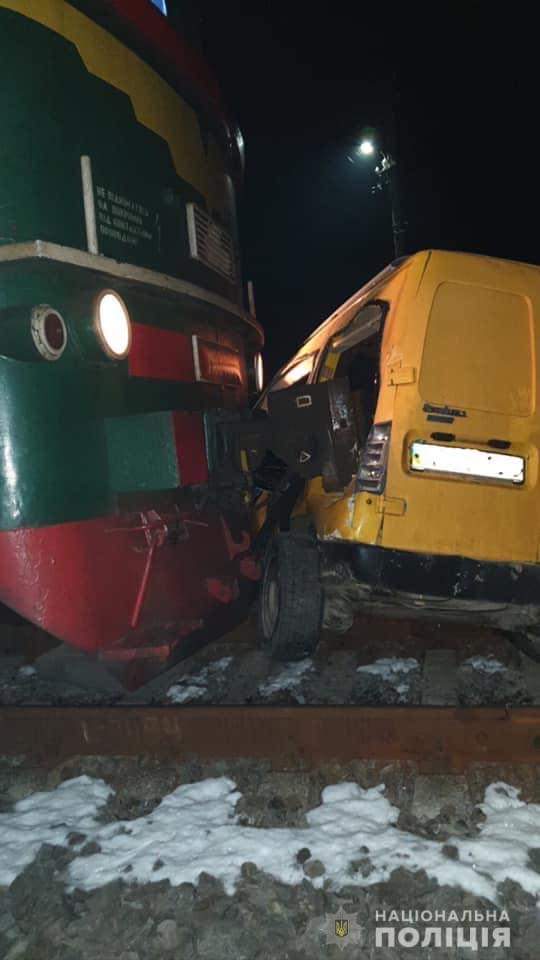 На Прикарпатті поліцейські врятували чоловіка з автівки, яка застрягла на залізничному переїзді за лічені секунди до зіткнення з потягом