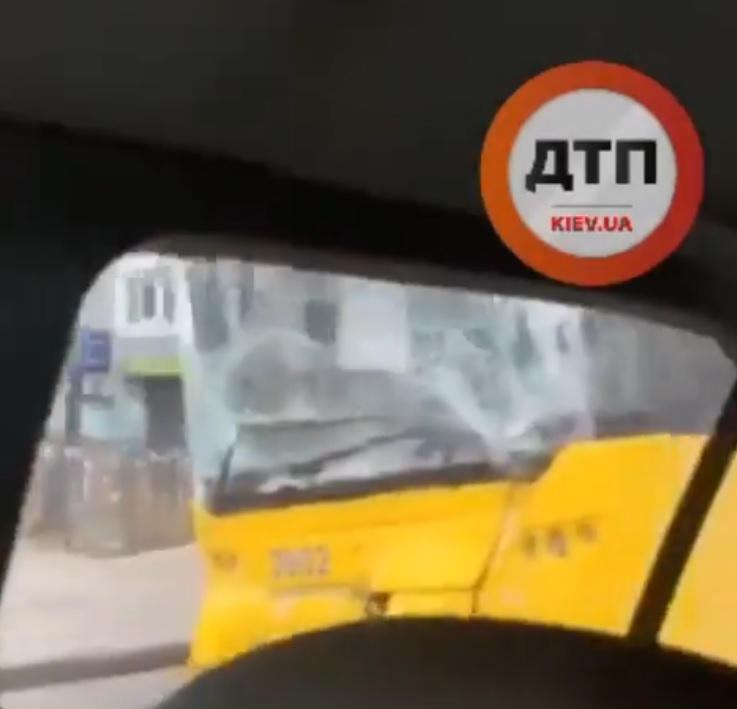 В Киеве на улице Ильенко произошло ДТП с участием автомобиля Peugeot, маршрутки и тролейбуса