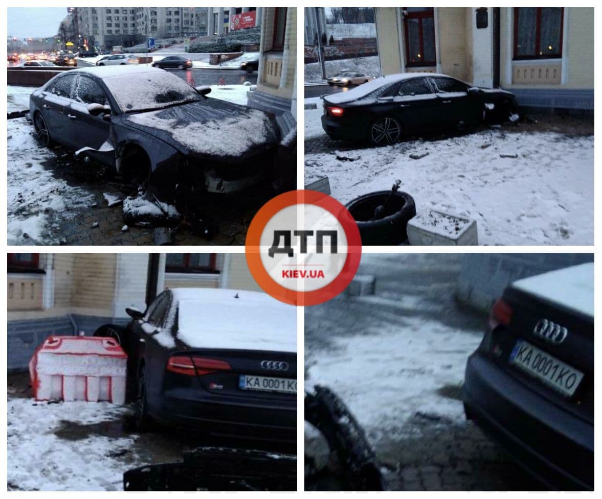 В Киеве на Европейской площади автомобиль Audi слетел с дороги и протаранил здание Национальной филармонии Украины