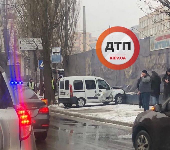 В Киеве на улице Глубочицкая автомобиль службы такси Uklon занесло и выкинуло на остановку