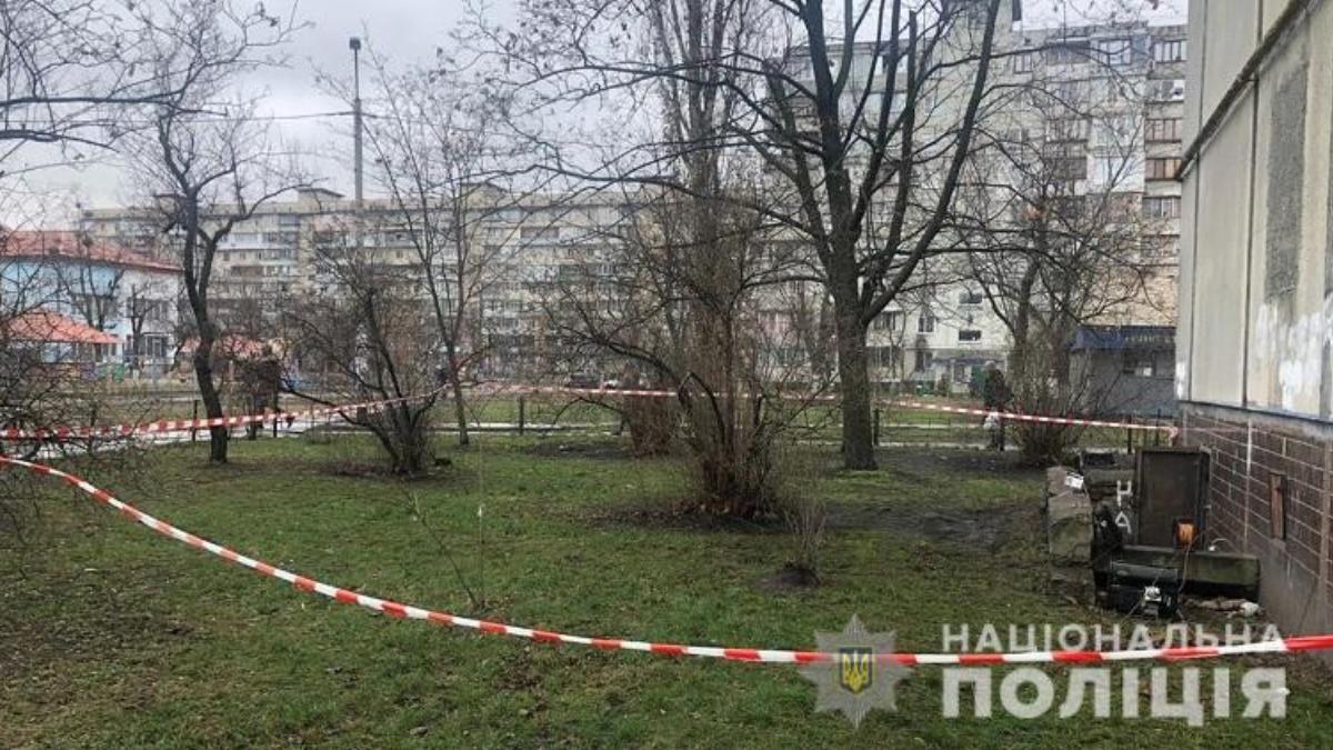 В Киеве на Оболони нашли трупы троих мужчин в подвале