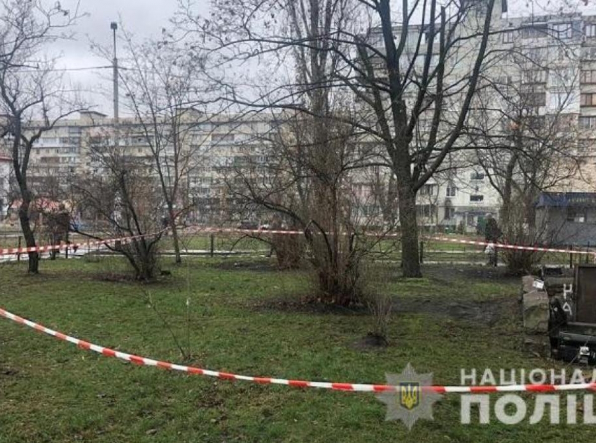 В Киеве на Оболони нашли трупы троих мужчин в подвале