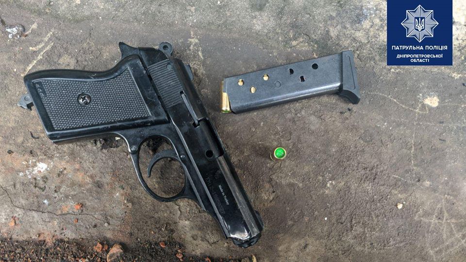 В Днепре во дворе дома 16-летний парень стрелял из пистолета