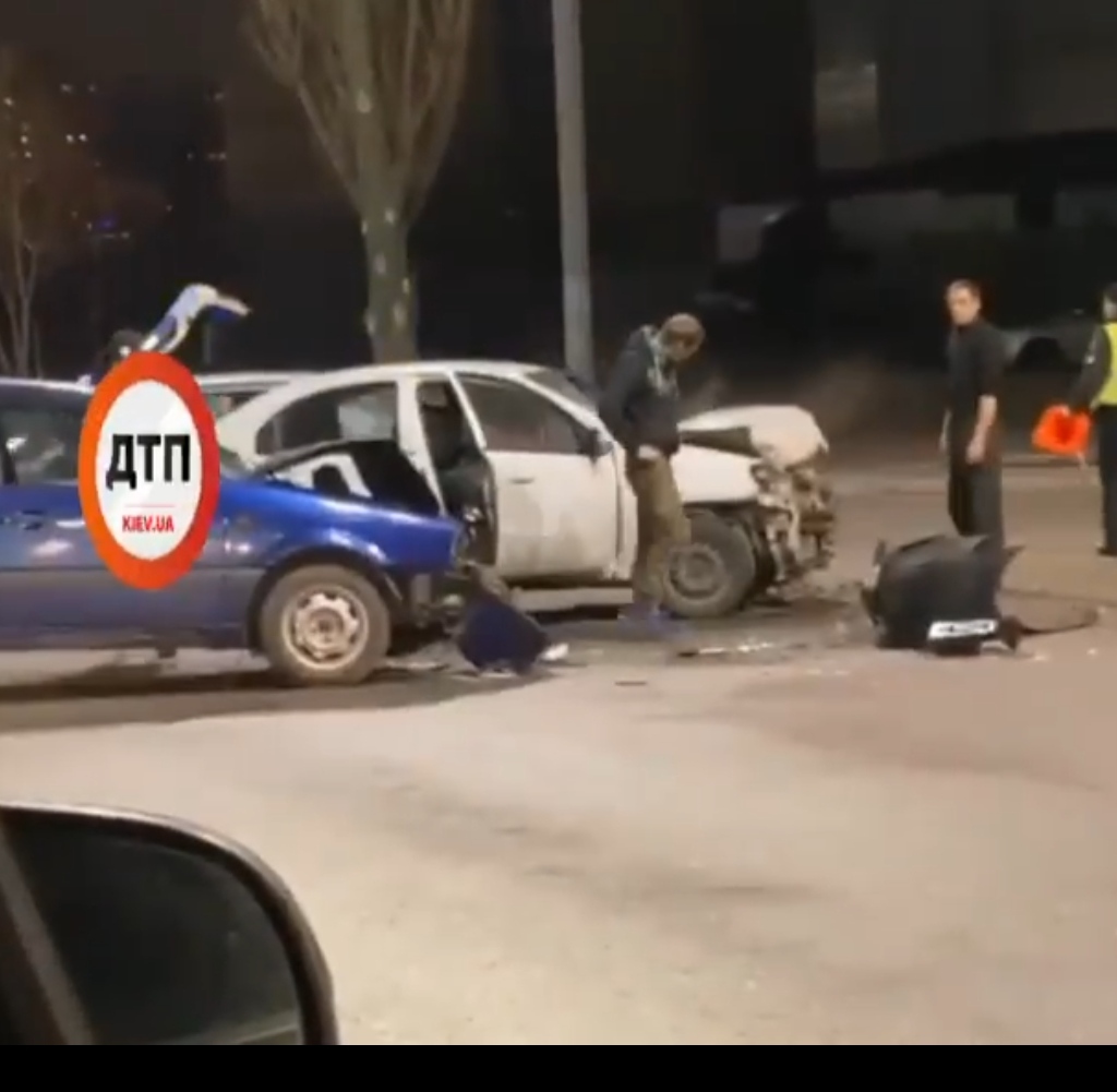 В Киеве на Троещине произошло ДТП с участием двух легковых автомобилей