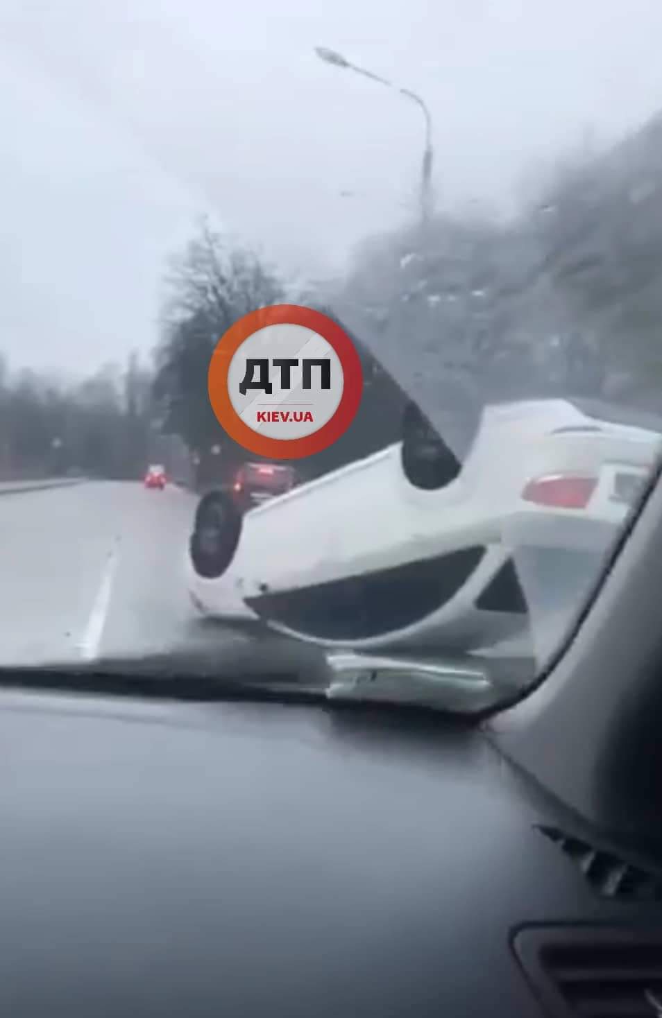 В Киеве на улице Кучера автомобиль Fiat опрокинулся на крышу