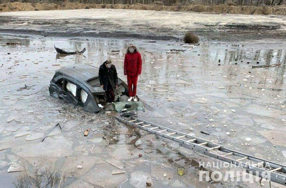 У Полтавській області п'яний керманич притопив автомобіль Acura