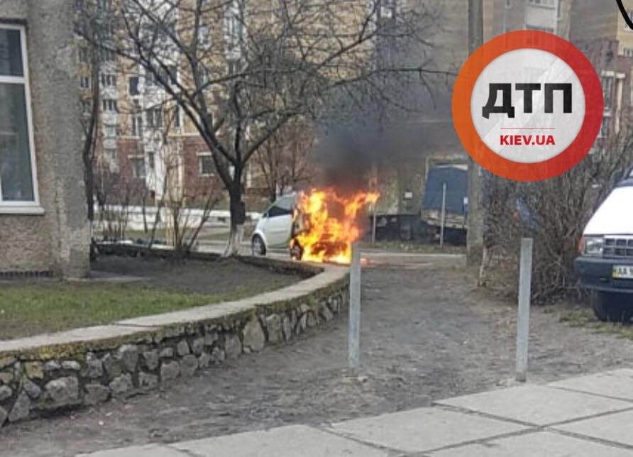 В Киеве на Виноградаре сгорел автомобиль