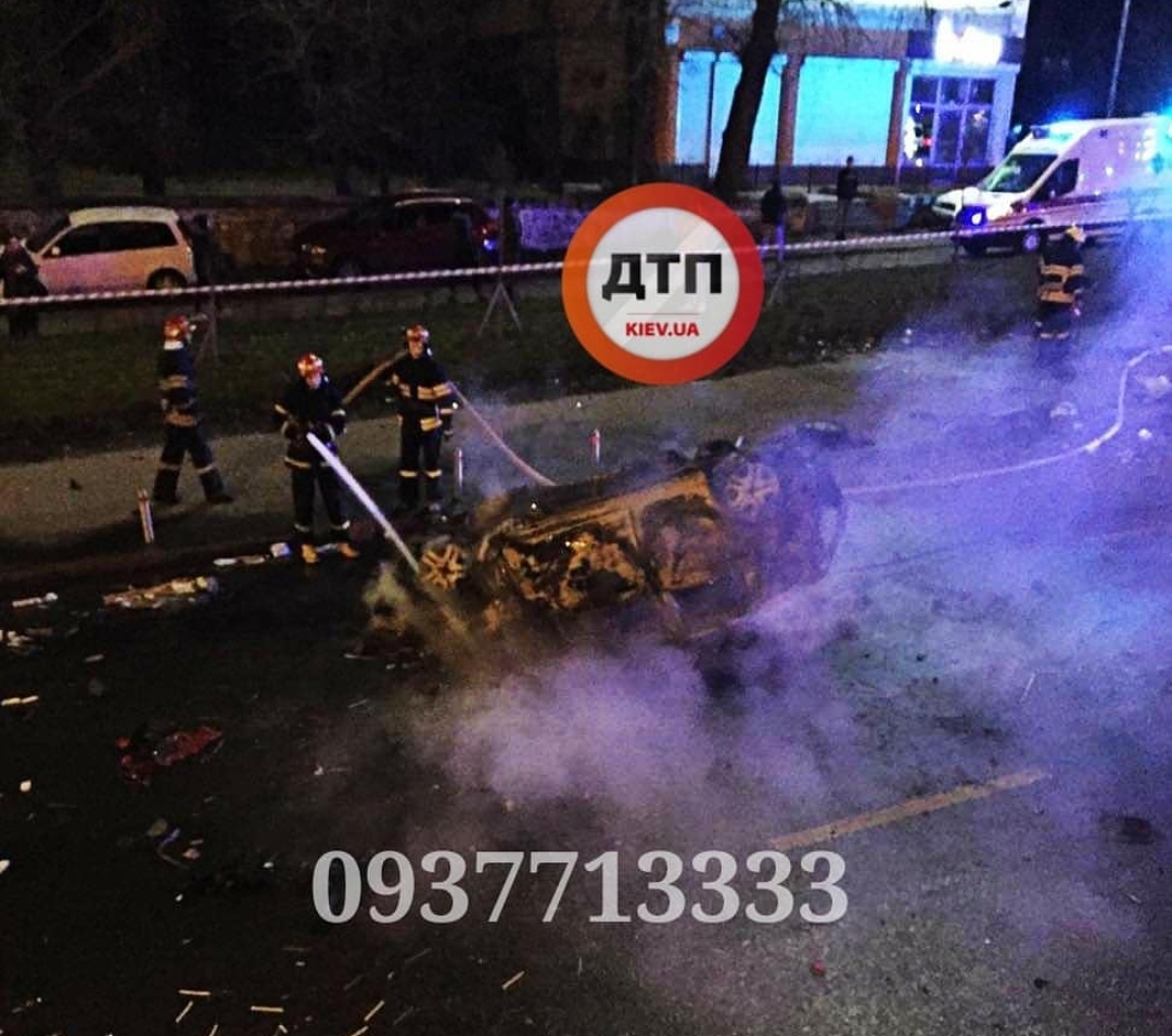 В Киеве автомобиль Renault Logan на большой скорости протаранил столб и загорелся: как это было?