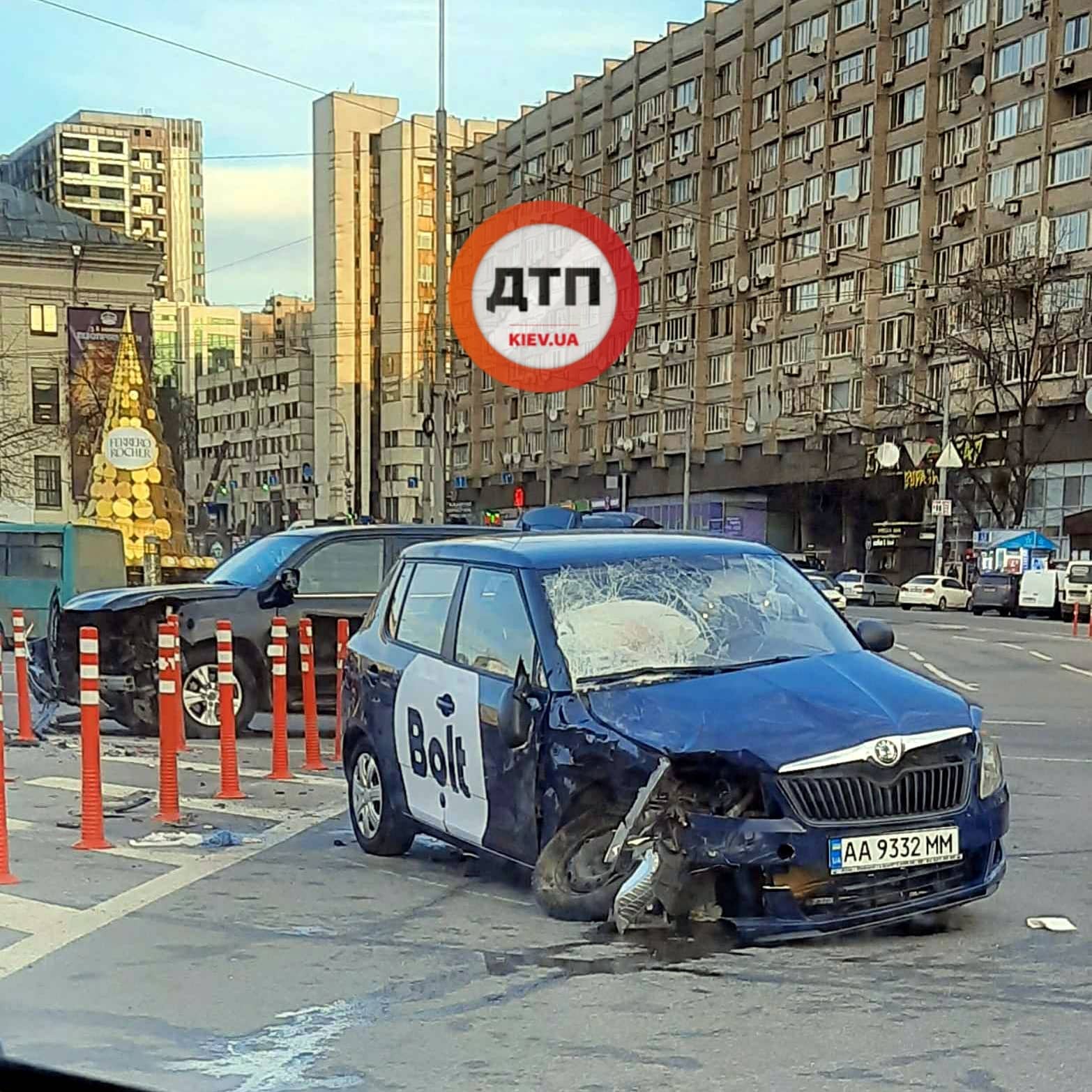 В Киеве на площади Победы продолжается оформление ДТП с участием такси Bolt