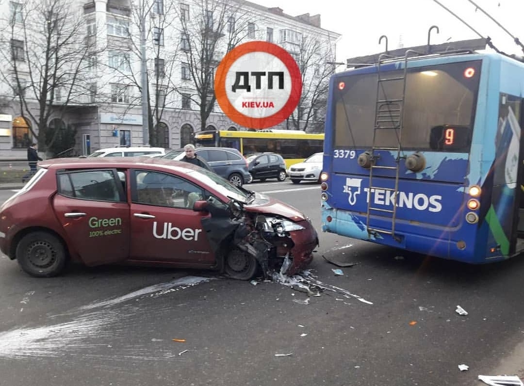 В Киеве на Воздухофлотском проспекте автомобиль Nissan Leaf службы такси Uber протаранил троллейбус