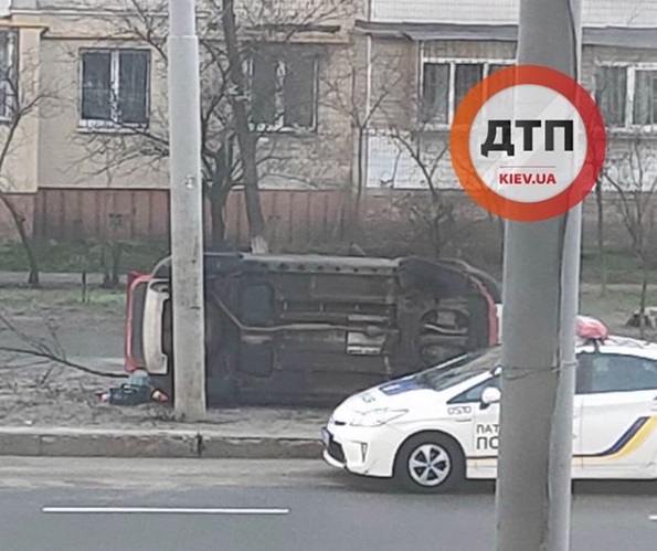 В Киеве на проспекте Героев Сталинграда произошло ДТП с опрокидыванием