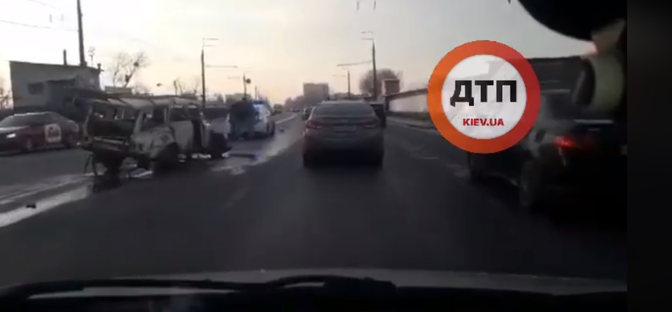 В Киеве на улице Выговского произошло серьезное ДТП: авто "всмятку"