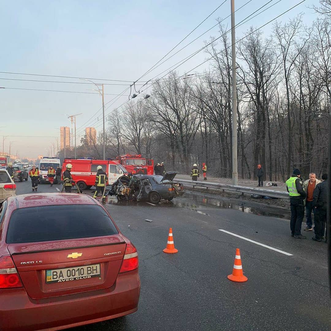 В Киеве на улице Братиславская произошло серьезное ДТП: один автомобиль "всмятку". Видео