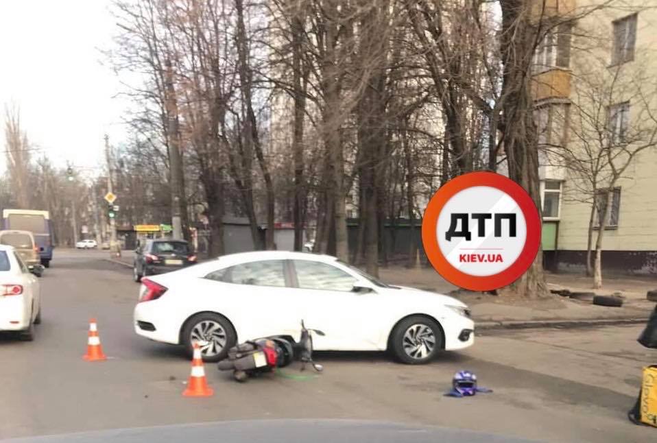 В Киеве на улице Головко женщина не заметила мопед