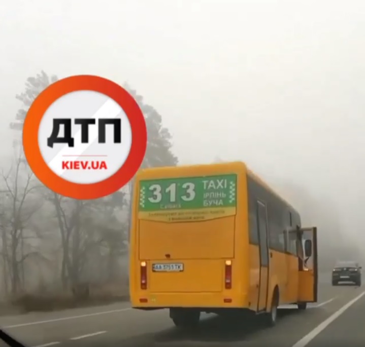 Под Киевом на Гостомельском шоссе произошло дистанционное ДТП с участием маршрутки и автомобиля Seat