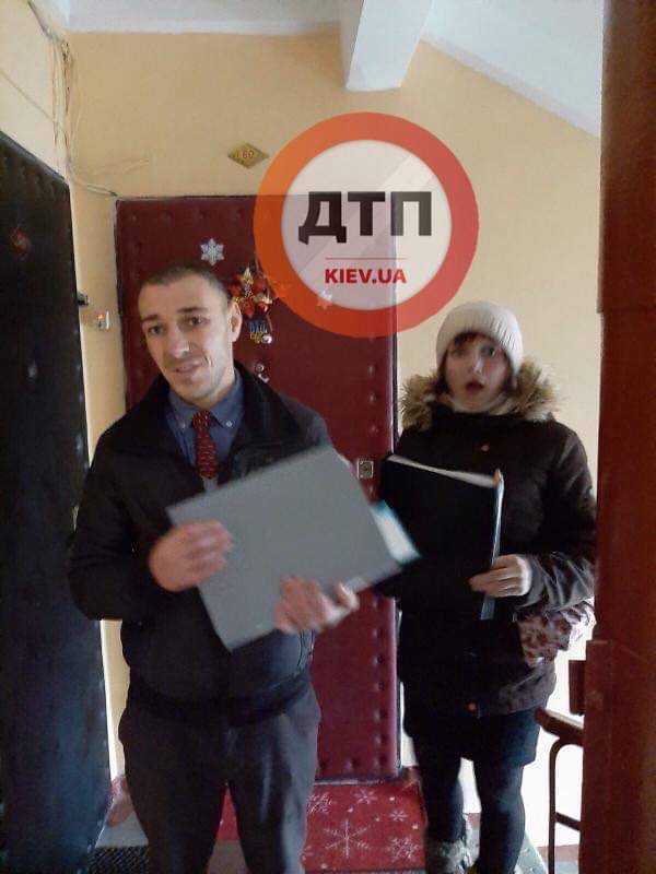 В Киеве на Березняках по квартирам ходят подозрительные люди