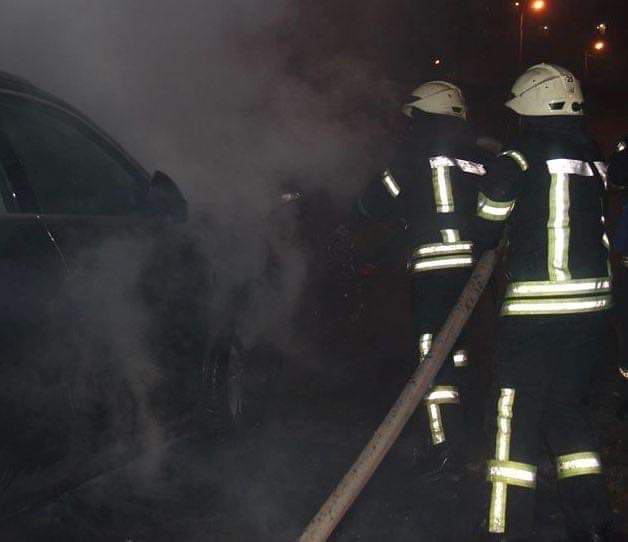 У Києві цієї ночі вогнеборці двічі виїжджали на займання автівок