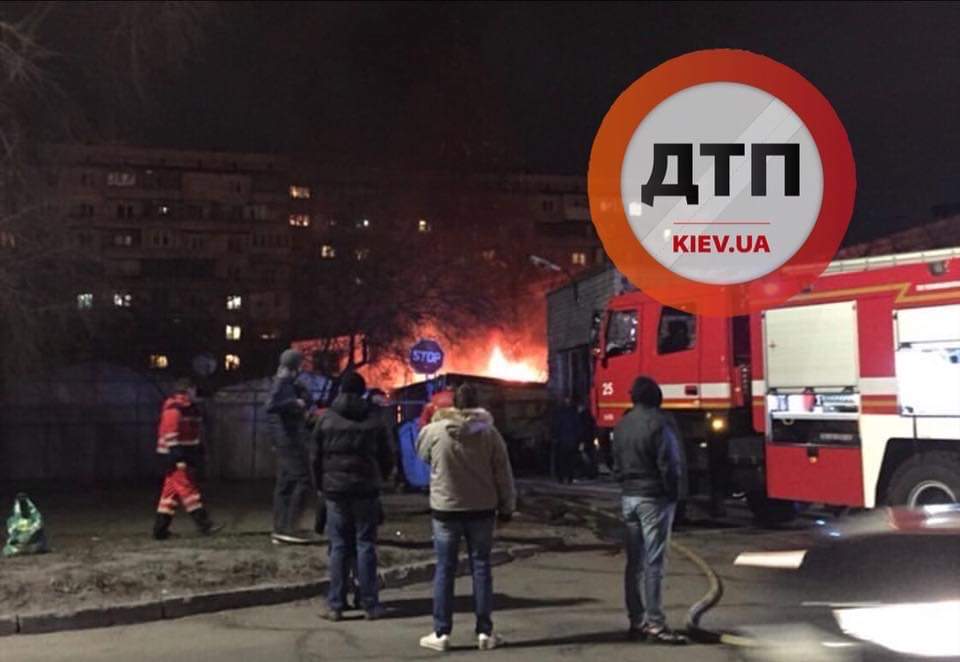 В Киеве на улице Богатырская горят гаражи