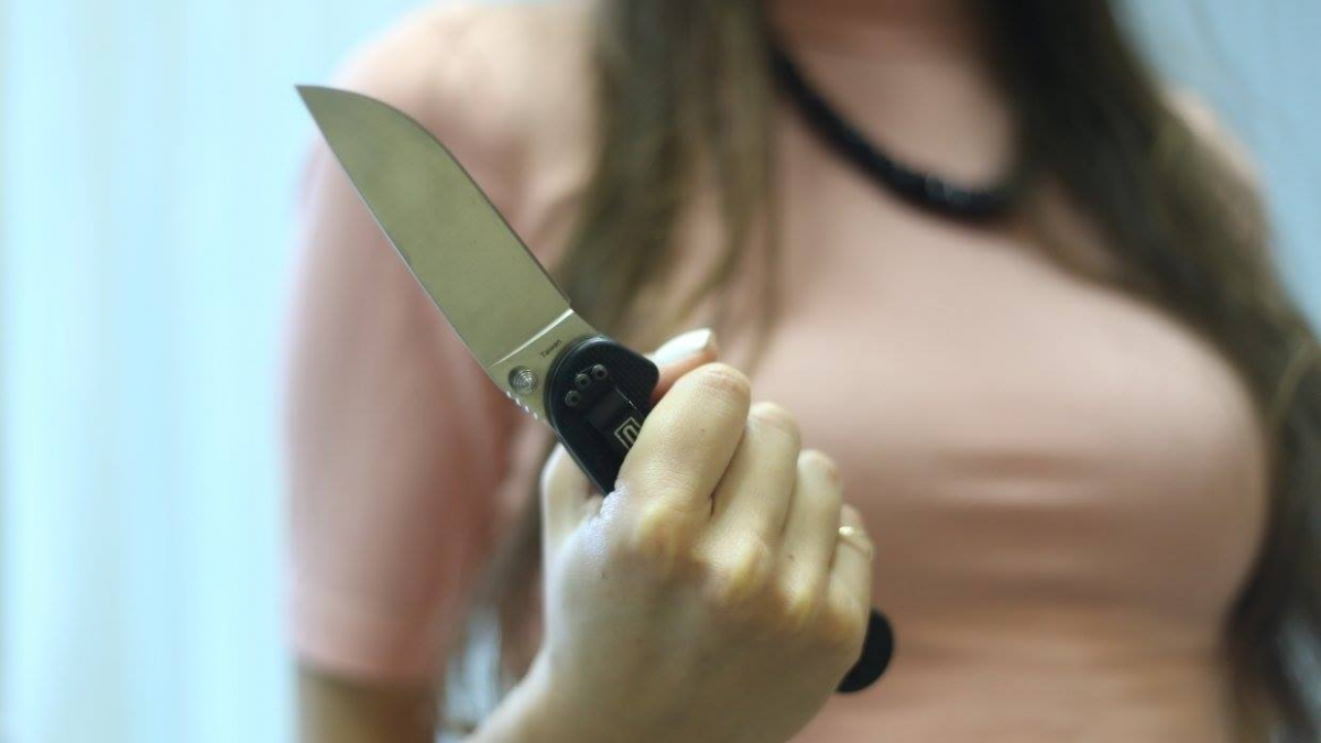 В Киеве женщина пырнула себя ножом в живот