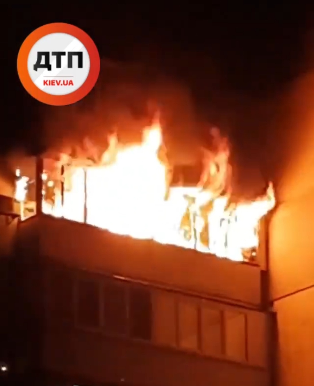 В Киеве на улице Тростянецкая горит квартира на 8 этаже многоэтажки 