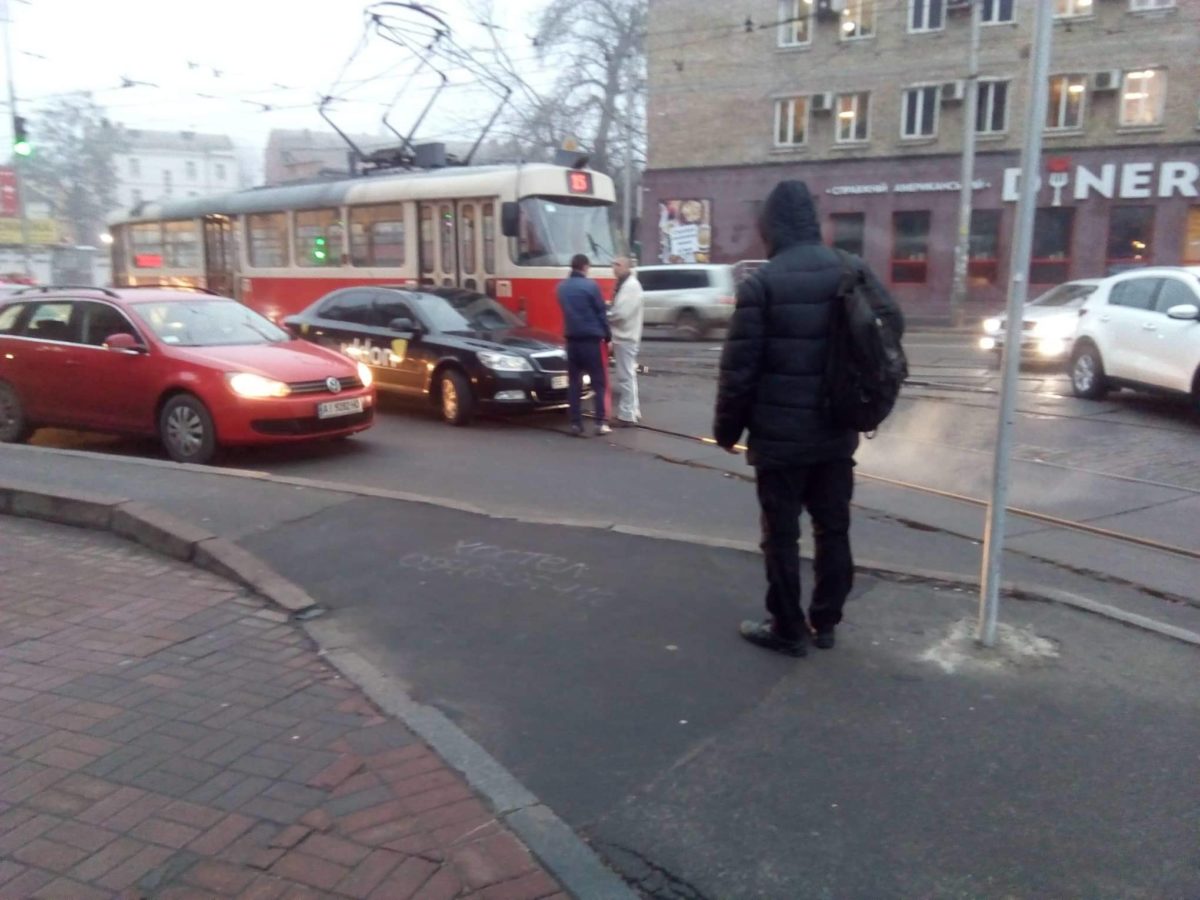 В Киеве из-за аварии в сторону центра остановились трамваи