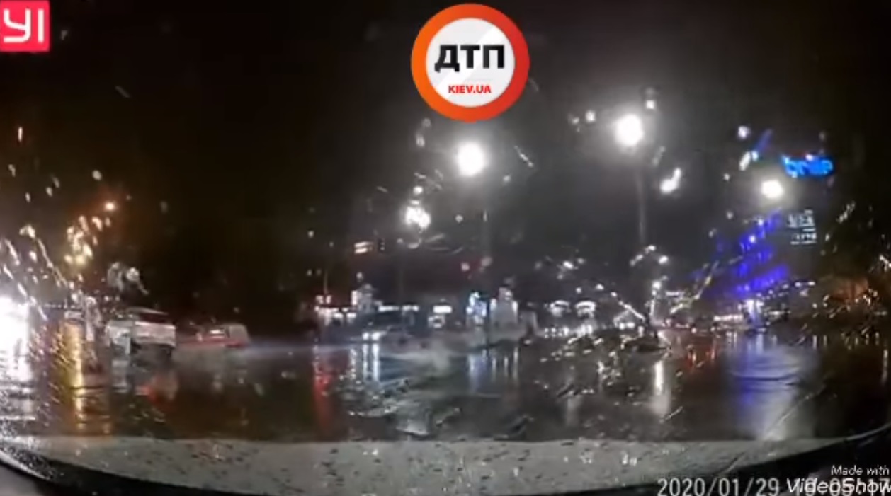 Видео момента аварии в Киеве на перекрестке улиц Ивашкевича и Автозаводская