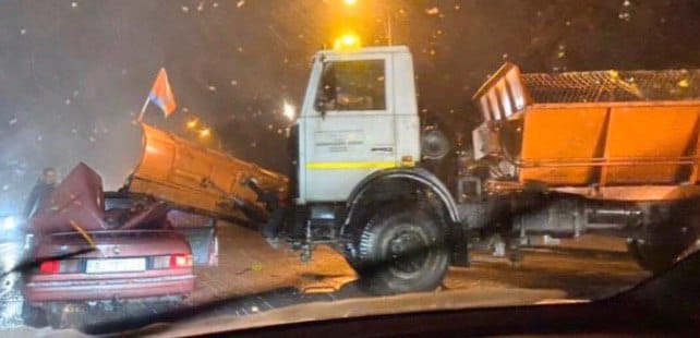 В Киеве на Окружной дороге снегоуборочный автомобиль протаранил Ford. Видео