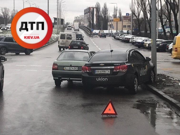 В Киеве на улице Вацлава Гавела  произошло ДТП с участием автомобилей Chevrolet и "Таврии"