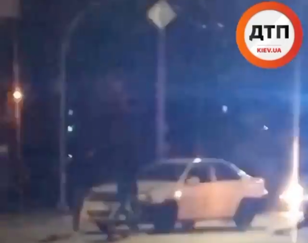 В Киеве на Троещине произошло ДТП с участием автомобиля службы такси