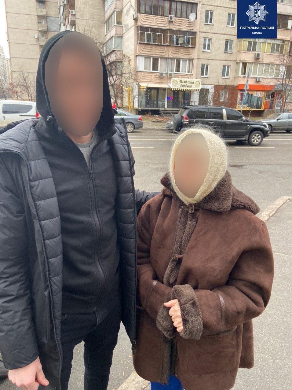 У Києві патрульні розшукали та повернули рідним бабусю, яка загубилася