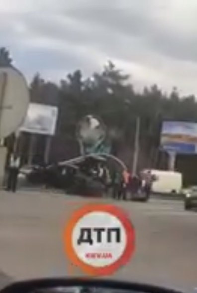 В Киеве на Бориспольской автомобиль Skoda после столкновения с Volkswagen Caddy снёс светофор